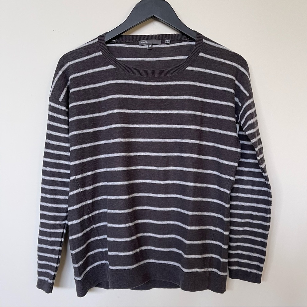 VINCE LIGHTWEIGHT STRIPE SWEATER in Gray/White
